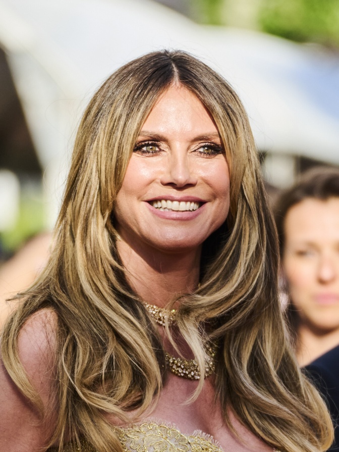 Heidi Klum lächelt direkt in die Kamera.