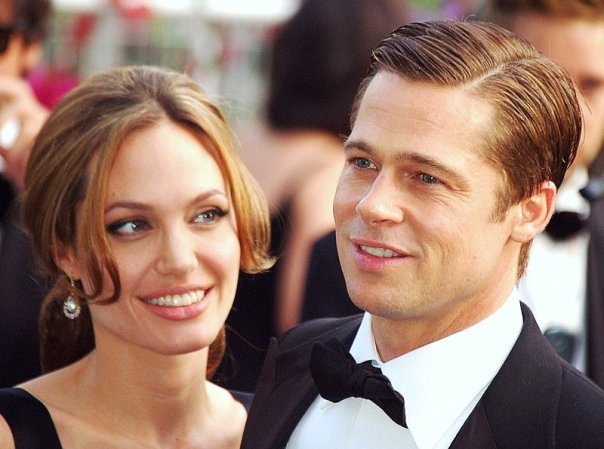 Angelina Jolie und Brad Pitt gemeinsam in festlicher Kleidung- Sie schaut hn verliebt von der Seite an,