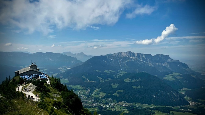 Das Kehlsteinhaus vor strahlend blauem Himmel mit leichten Wolken.
