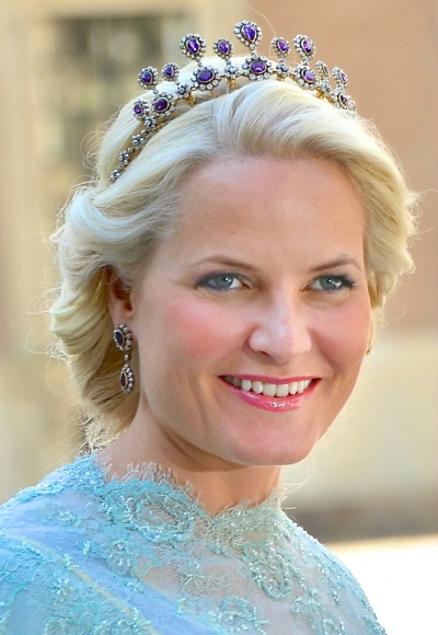 Mette-Marit, Kronprinzessin von Norwegen, mit einem Diadem auf dem Kopf