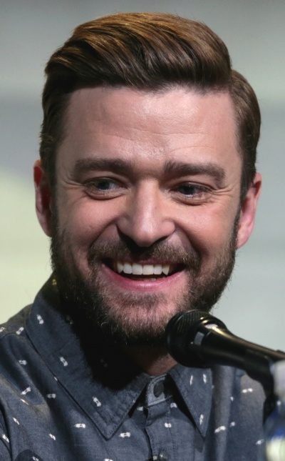 Justin Timberlake lächelt und spricht in ein Mikrophon