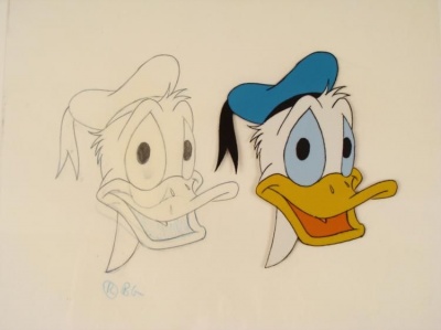 Zwei Zeichnungen von Donald Duck, eine mit Bleistift, eine in Farbe