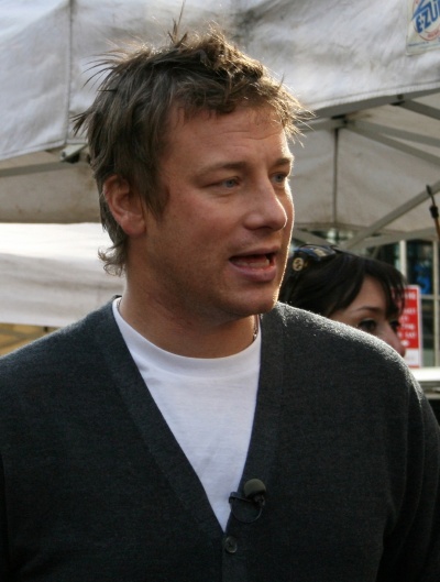 Jamie Oliver in einer grauen Strickjacke