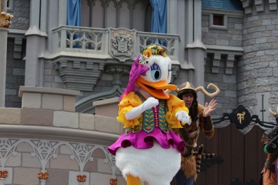 Eine Frau in einem Kostüm als Daisy Duck
