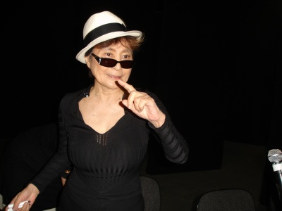 Yoko Ono mit Hut und Sonnen-Brille
