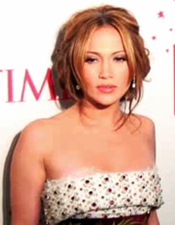 Jennifer Lopez in einem schulterfreien Kleid mit Muster