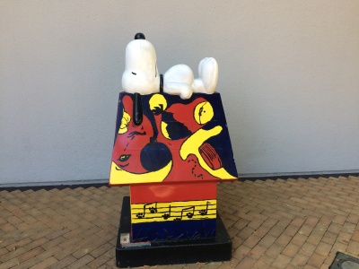 Eine Figur aus dem Peanutsmuseum: Snoopy liegt auf seiner Hundehütte