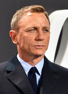 Daniel Craig in einem dunklen Anzug mit Krawatte