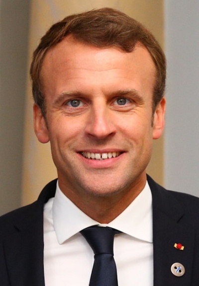 Emmanuel Macron im dunklen Anzug mit Krawatte