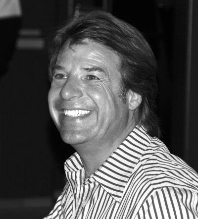 Ein schwarz-weiß-Bild von Patrick Lindner im Profil. Er lächelt.