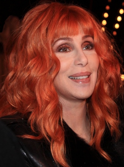 Cher mit roten, gelockten Haaren