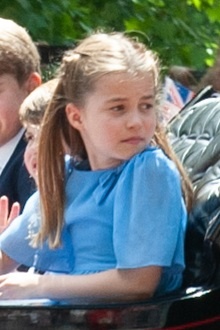 Prinzessin Charlotte in einem hellblauen Kleid mit blonden, zurückgebundenen Haaren