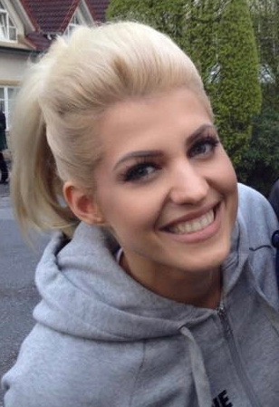 Sarah Nowak in einem Kapuzen-Sweater und mit zurückgebundenen blonden Haaren.