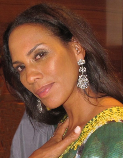 Barbara Becker in einem Sari und mit auffälligen, großen Ohrringen
