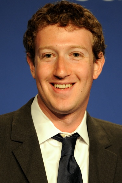 Mark Zuckerberg in Anzug und Krawatte