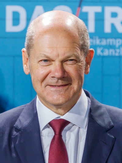 Olaf Scholz in Anzug und Krawatte mit Stirnglatze