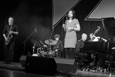 Jasmin Tabatabai singt auf der Bühne, zusammen mit einer Jazz-Band