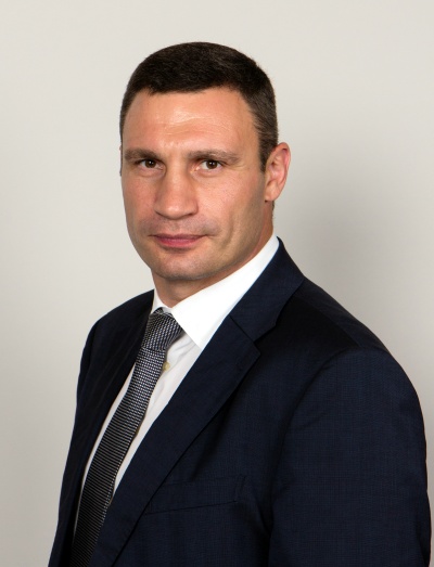 Vitali Klitschko mit kurzen, dunkelbraunen Haaren in Anzug und Krawatte. Er schaut im Halbprofil in die Kamera.
