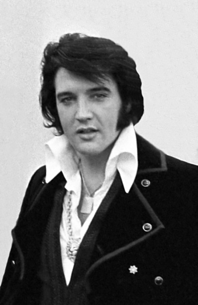 Elvis Presley in einem weißen Hemd