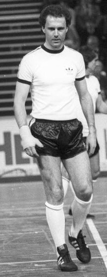 Schwarz-weiß-Foto vom jungen Franz Beckenbauer in Trikot auf dem Platz.