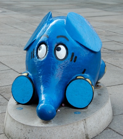 Eine Statue des kleinen blauen Elefanten mit großen, weißen Kulleraugen