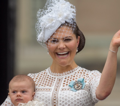 Victoria von Schweden winkt und hält ihr Baby im Arm