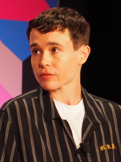 Elliot Page mit kurzen braunen Haaren in einem gestreiften Hemd
