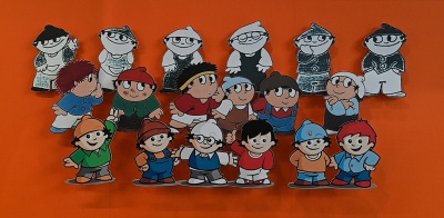 Viele Zeichnungen kleiner, untersetzter, männlicher Comicfiguren vor rotem Hintergrund.