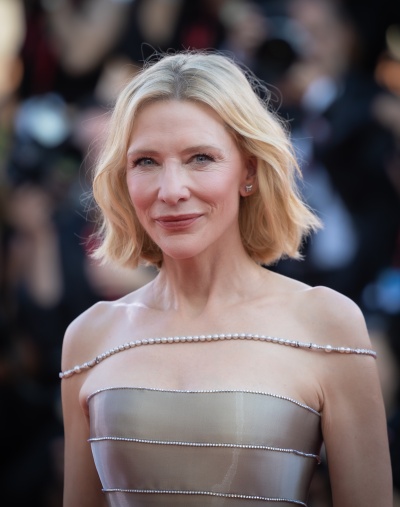 Cate Blanchett mit kinnlangen blinden Haaren in einem festlichen Kleid.