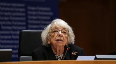 Margot Friedländer mit weißen kinnlangen Haaren an einem Redner*innenpult.