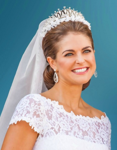 Madeleine von Schweden in ihrem Hochzeitskleid und mit einer Tiara auf dem Kopf