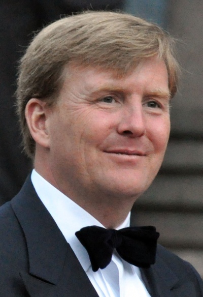König Willem-Alexander trägt einen Anzug und eine Fliege