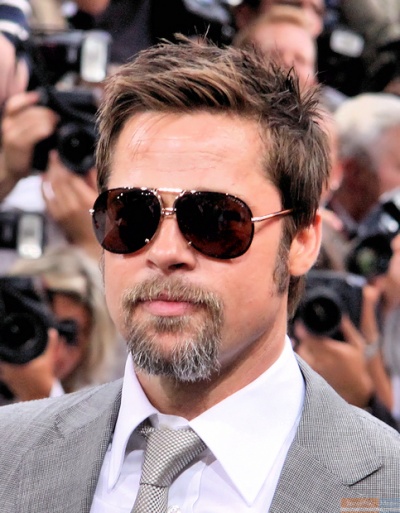 Brad Pitt in Anzug und Krawatte und mit einer großen Sonnenbrille